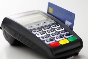 Пассажиры КрасЖД могут оплачивать «товары в дорогу» в поездах дальнего следования банковскими картами