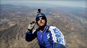 Американский скайдайвер-каскадер совершил удачный прыжок с высоты 7,6 километра без парашюта