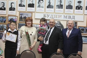 Многодетные семьи сотрудников МВД Хакасии получили сертификаты на жилье