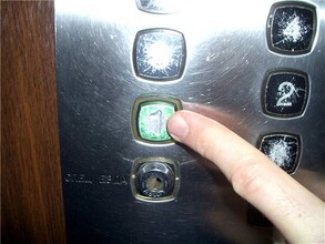 В Саяногорске меняют лифты