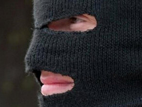 В Саяногорске грабители в масках ограбили пенсионера у него дома