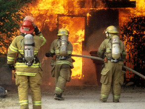 В Черемушках пожарным пришлось защищаться от дыма