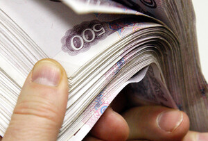 В Саяногорске женщина нашла крупную сумму денег и принесла ее в городской отдел полиции