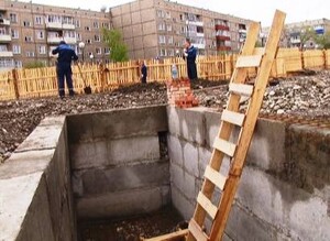 На саяногорском сквере начали строить фонтан
