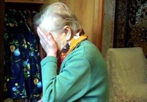 В Саяногорске мужчина отобрал у пенсионерки деньги