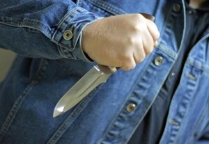 В Хакасии мужчина сломал дверь соседке и угрожал женщине ножом