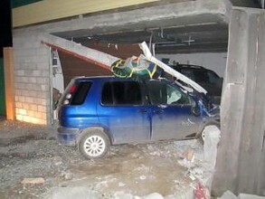 В Саяногорске пьяный водитель врезался в джип Toyota Land Cruiser Prado, стоящий в гараже