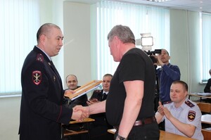 В ОМВД России по г.Саяногорску поощрили граждан, задержавших грабителя