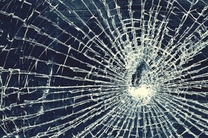 На автовокзале Абакана пьяный мужчина разбил стекло «Мерседеса»