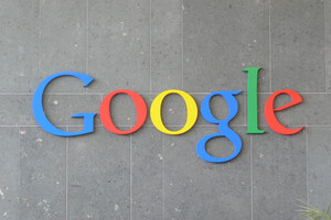 Новый логотип Google стал плоским