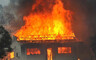 В Саяногорске огонь пощадил деревянный жилой дом