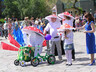 На параде в Саяногорске - детские коляски