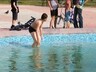 Родителей купающегося в саяногорском фонтане ребенка оштрафовали за ненадлежащий уход за детьми.
