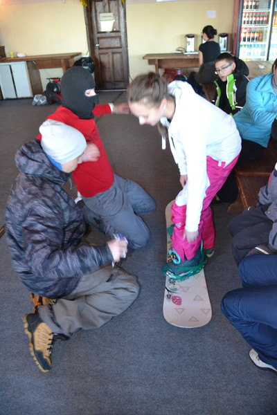 лагерь экстремального интеллекта "Уникум + школа сноуборда -Инструктора помогают со снаряжением