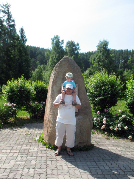 Отпуск2010 -На фоне камня, сидя на шее родителя ))
